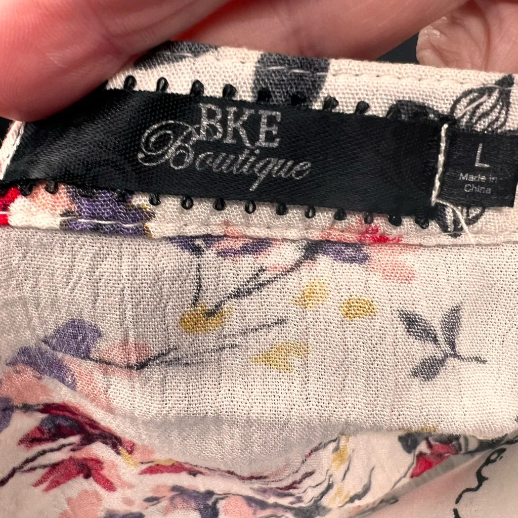 BKE  Boutique cold shoulder blouse size Large - Image 5