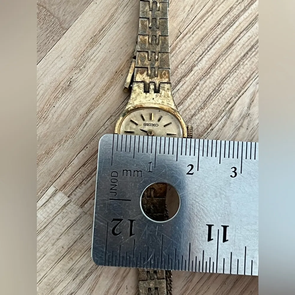 Seiko Ladies Watch Vintage Gold Tone Metal Bracelet and Dial Mechanical Winding - Image 9