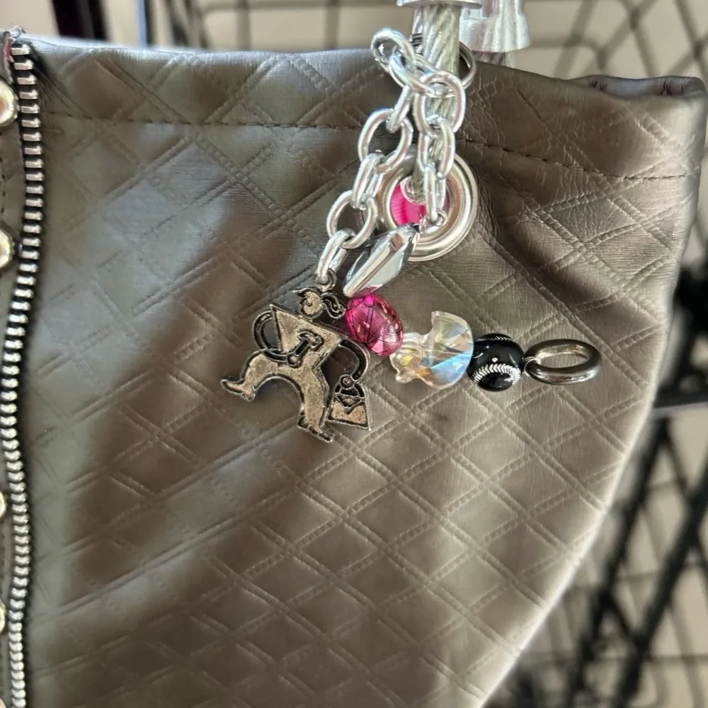 Tomboy Totes Quilted Metallic studded purse Oregon Ducks Cable wire handles Gray - Image 5