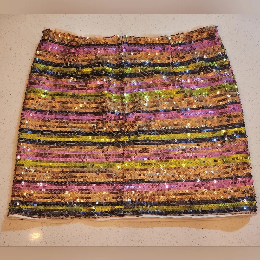 NWT  MINI SKIRT Size M - Image 2