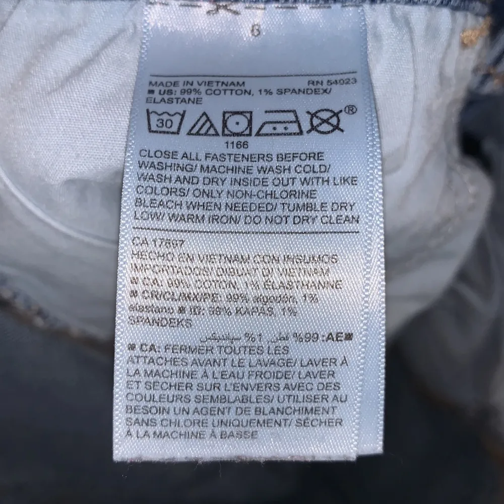 Old Navy  Boyfriend mid rise distressed denim shorts - Image 4