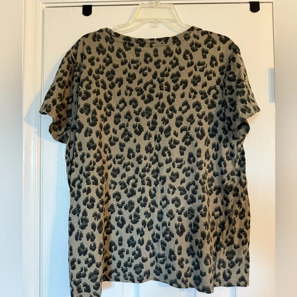Lucky Brand Women’s Olive Leopard Pocket Tee size XL - Image 2