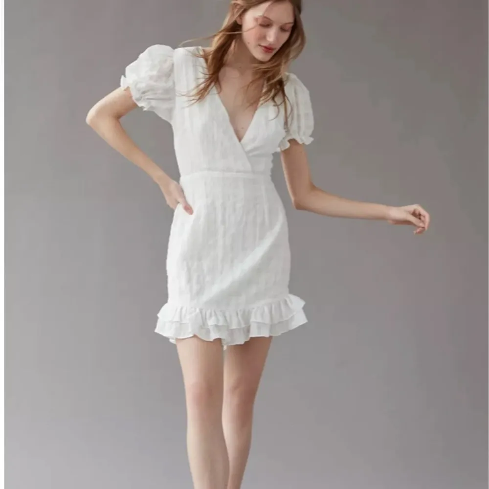 Urban Outfitters Ruffle V Neck Puff Kiss the Sky Mini Dress White Ruby Sees Boho Size 10 - Image 6