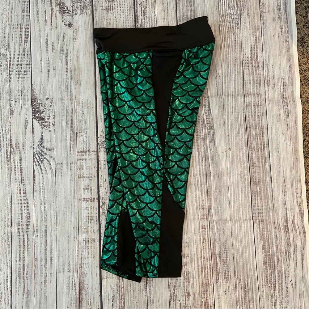 Amazon Mermaid Capri Leggings. Size small. NWOT - Image 4