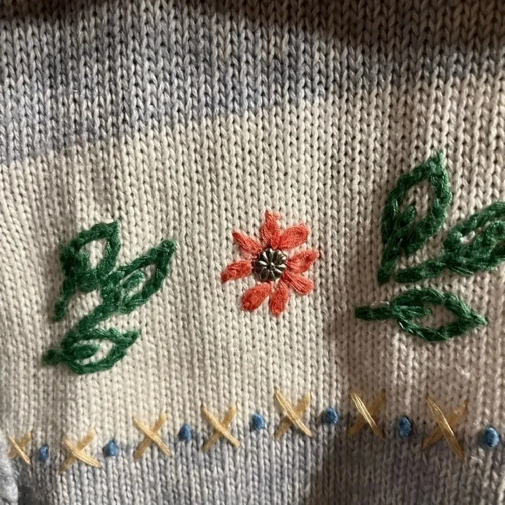 Teddi Women’s Cardigan Size 2XL Garden Design Spring Grannycore Embroidered Blue White - Image 5