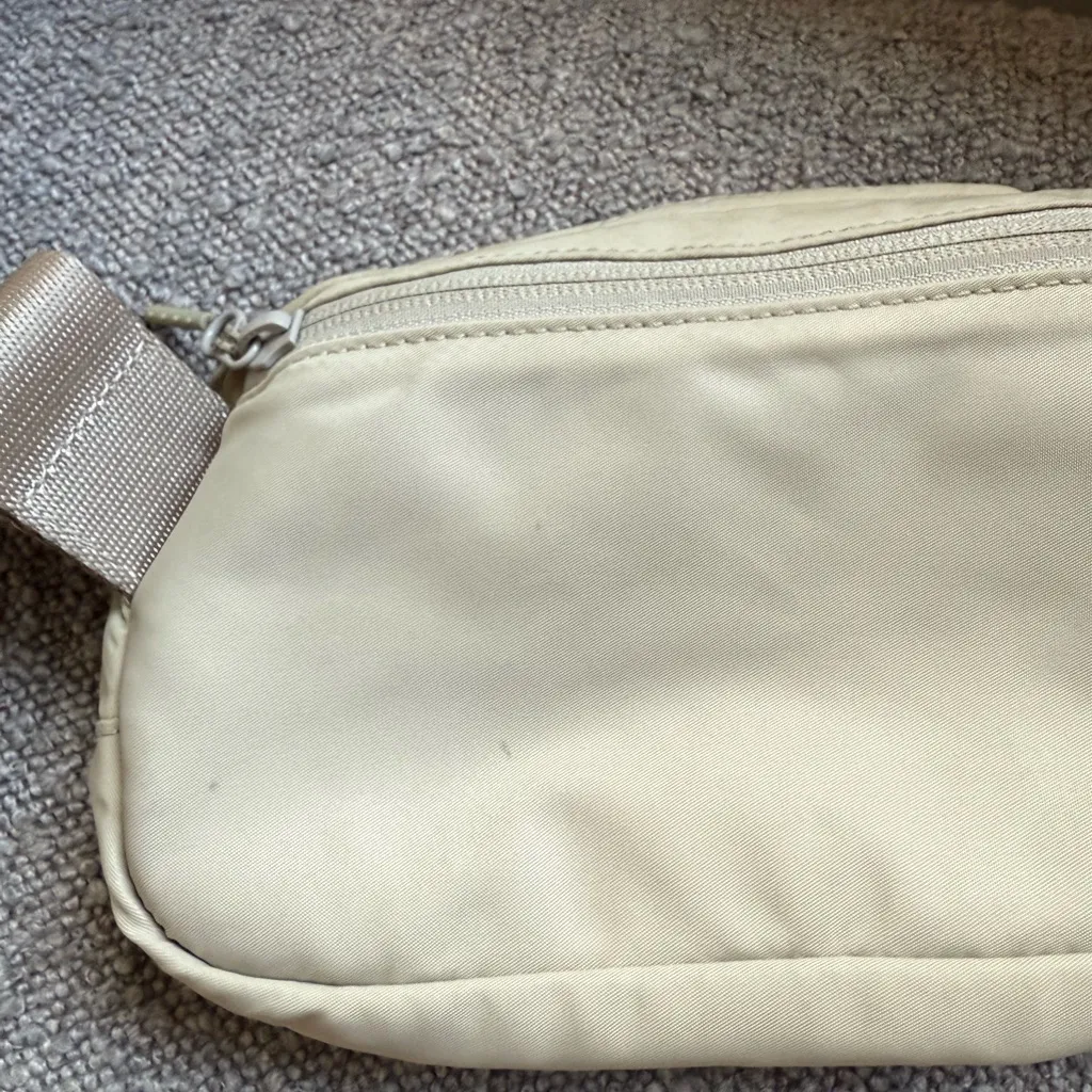 LuluLemon Everywhere Bag - Image 3