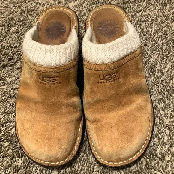 Ugg woman wedge slip on size 6, look @ pics have some blue from jeans - Image 2