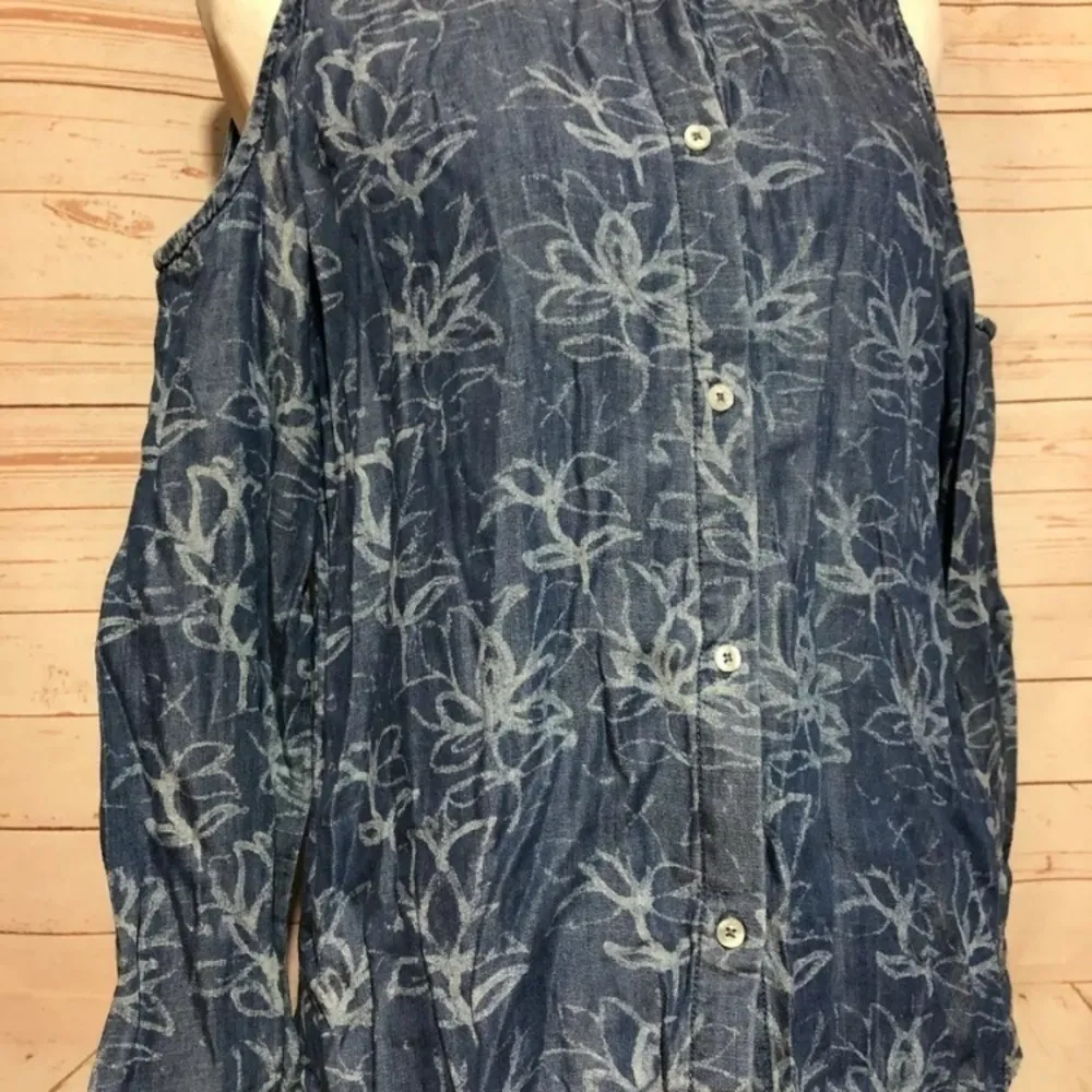 Max jeans  Chambray Cold‎ Shoulder Top | Small - Image 3