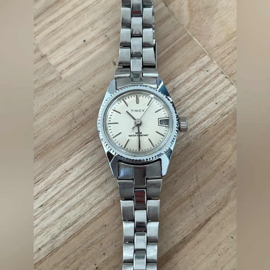 Timex Rare Vintage Ladies Mechanical Watch Stainless Dial Bracelet Date Window - Image 5