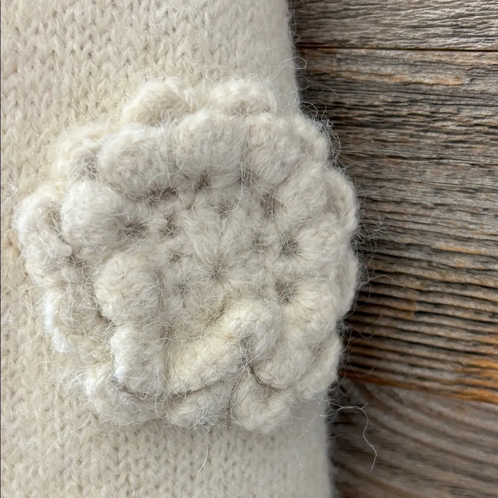 ASTR  The Label Wilessa Cream Sweater Textured Floral Appliqué Size Medium NWT - Image 6