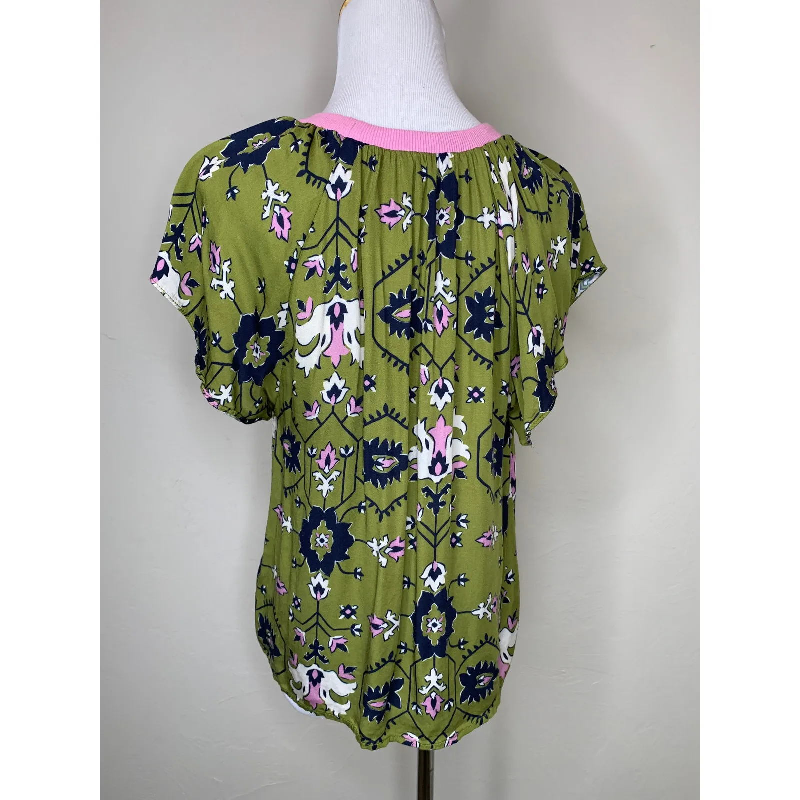 Olivaceous Soft Rayon FLoral Green Pink Top Sz Small - Image 2