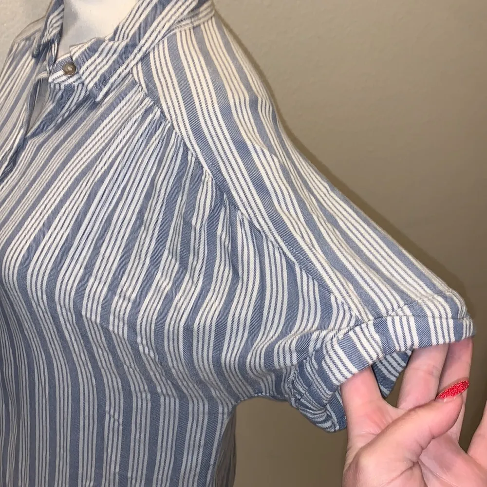 Universal Threads Universal Thread blue white striped polo lightweight button Down shirt - Image 5