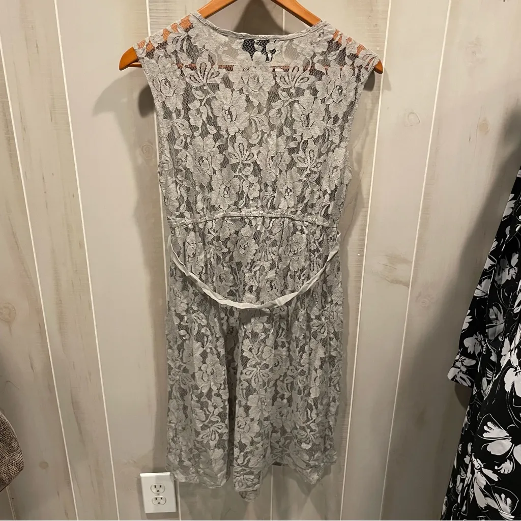 Cute gray floral lace Beyond Vintage Maternity faux wrap mini dress Size undefined - Image 4
