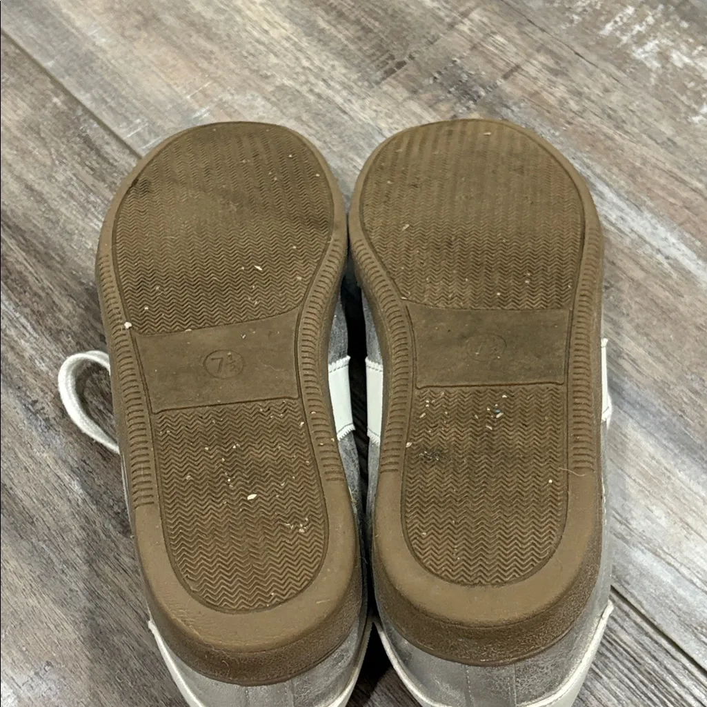 Universal Thread silver sneakers 7.5 - Image 9