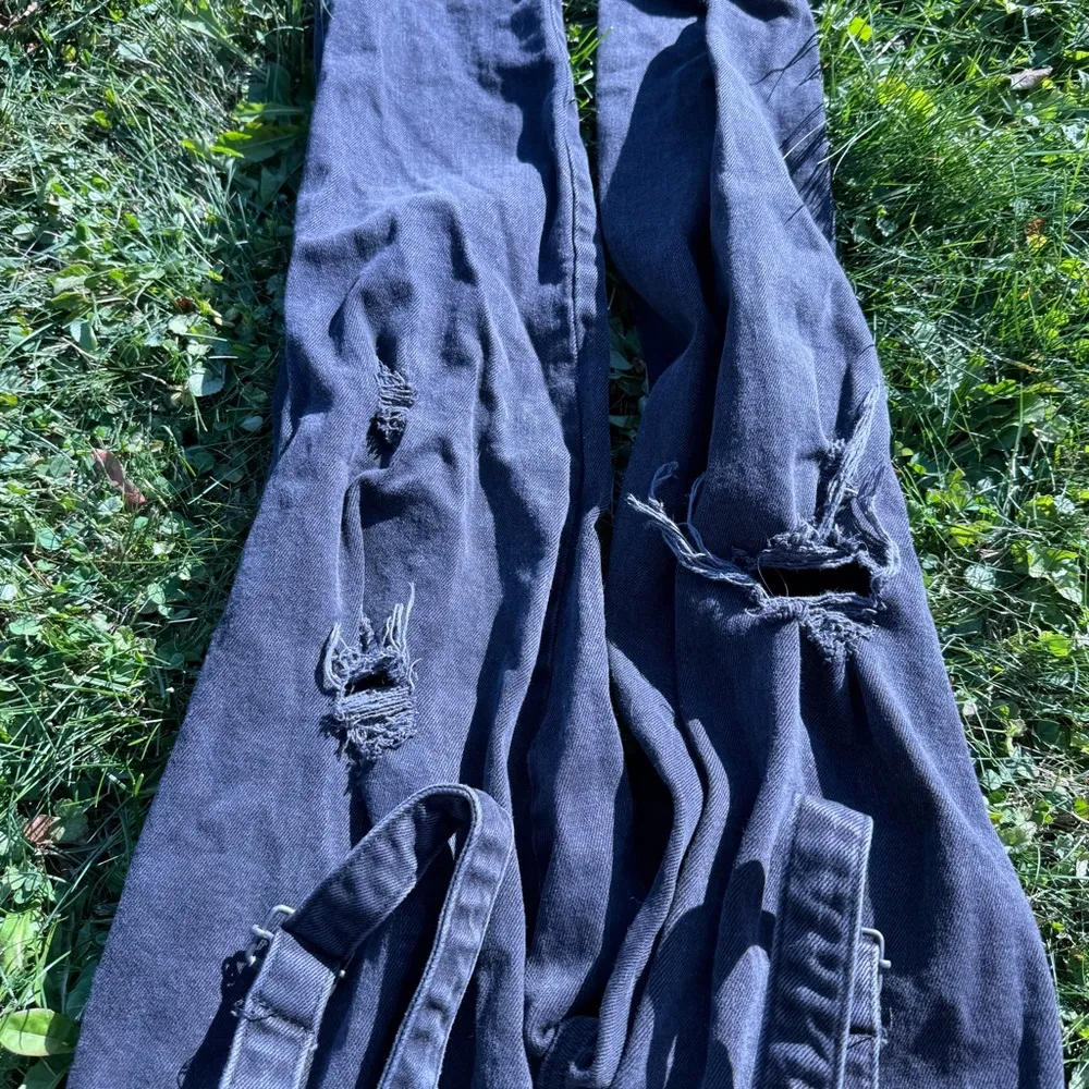 BLACK DENIM DISTRESSED OVERALLS - Image 4