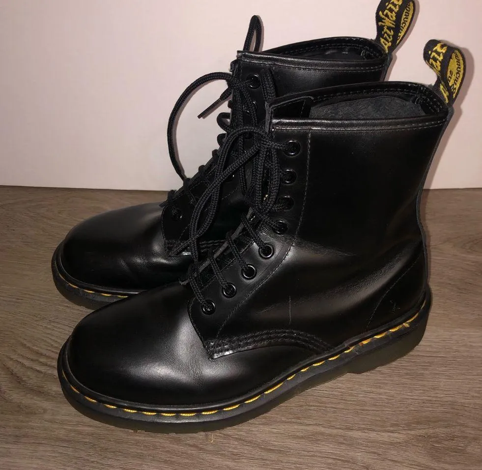 Dr Martin ‎ vintage Lace up Boots  Made in England. Size 7 women the originals - Image 5