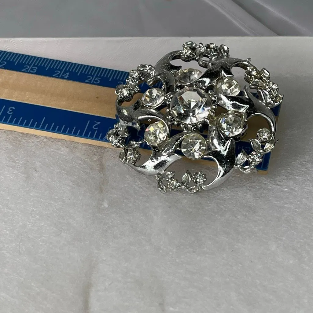 Vintage rhinestone swirl starbust open cut atomic area brooch. Silver - Image 6