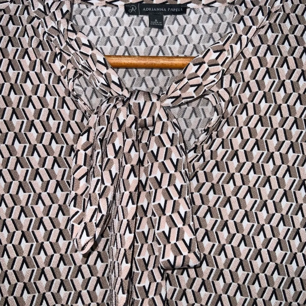 Adrianna Papell Tan Geo Print Stretch Knit Retro Ruffle Sleeve Tie Neck Blouse S - Image 3