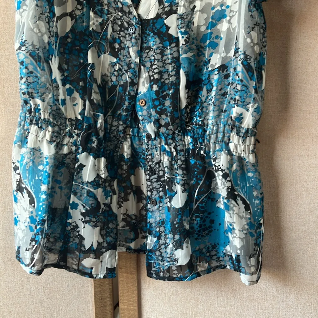 Dressbarn Blue and Black Floral Blouse with cami small - Image 6