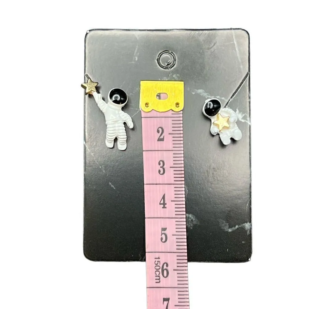 New! Astronaut and Star Asymmetrical Earrings White - Image 4