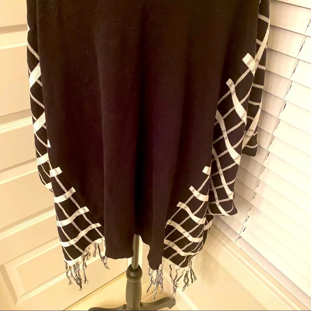 Lee|| Black and white print cowl neck sweater with tassels along the bottom - Image 3