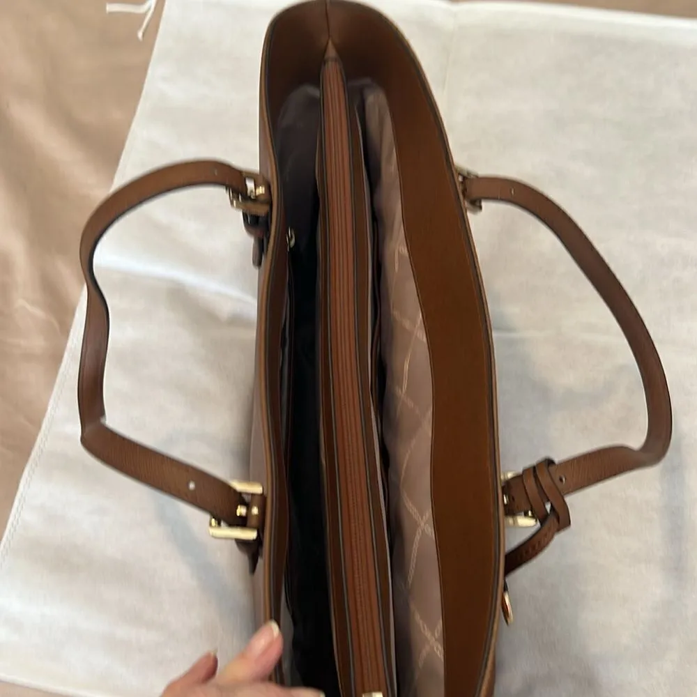 Michael Kors brown leather handbag lots of pockets roomy and adjustable handles - Image 10