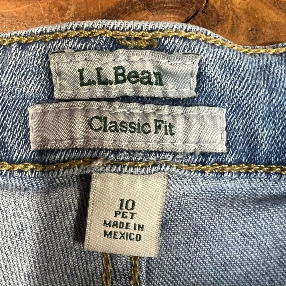 L.L. Bean 519021 Classic Fit Light Blue Distressed Mom Jeans High Rise Sz 10P - Image 9