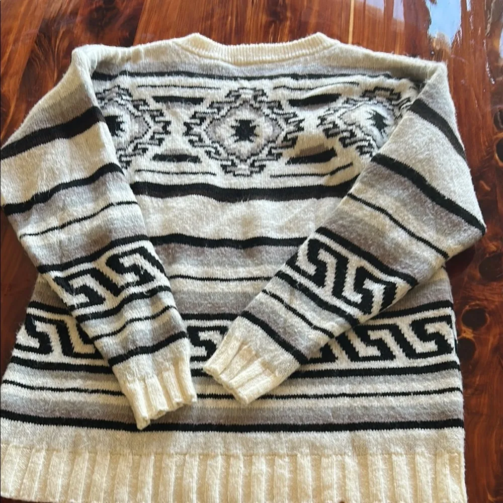 Cozy Black and Cream Patterned Sweater - Image 4