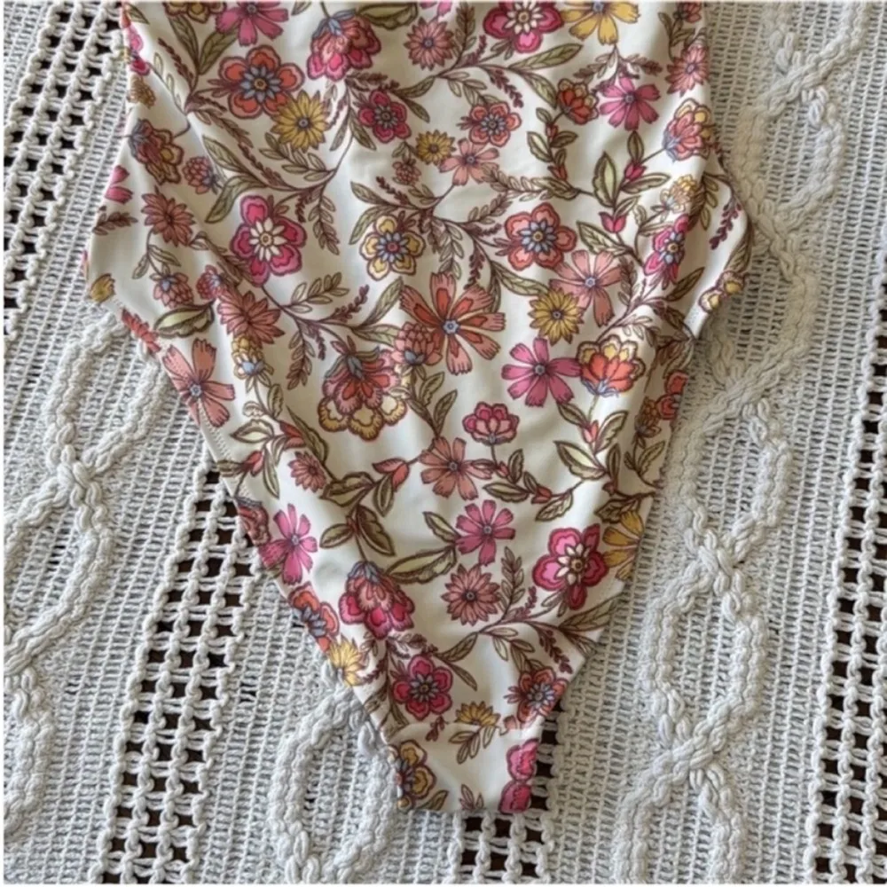 Old Navy Floral Ruffle Swimsuit - Image 7