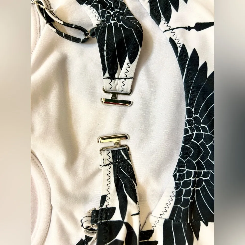 Black and White Japanese Crane Print One Piece Swimsuit Size Medium - Image 8
