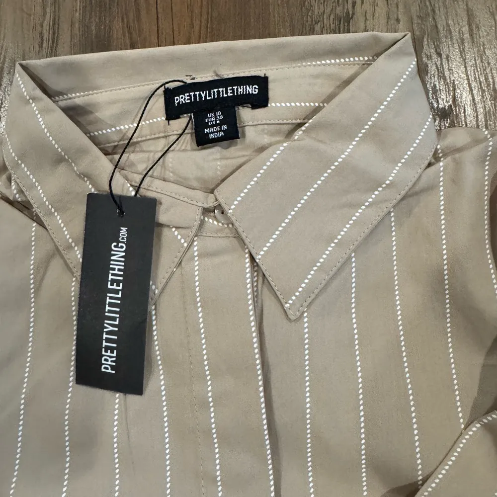 Pretty Little Thing Stone Pinstripe Pocket Detail Cropped Shirt Size 6 - Image 8