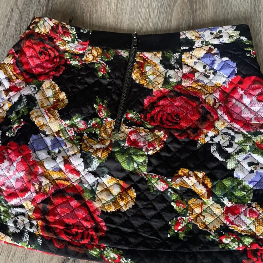🌼 Forever 21 Floral Quilted Mini Skirt – Size Medium - Image 9