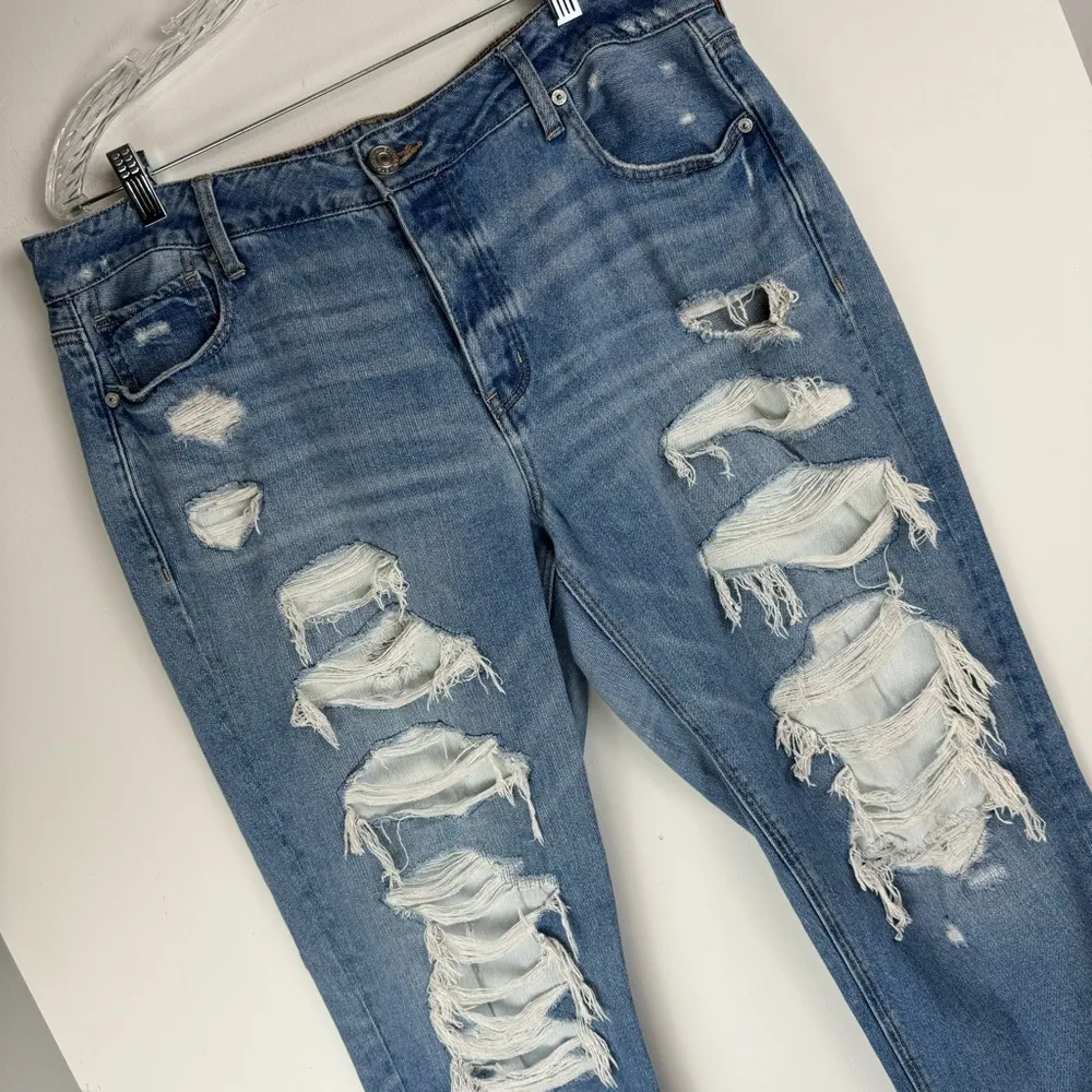 American Eagle Tomgirl Distressed Jeans Sz 16 LONG Light Wash Straight Boyfriend - Image 4