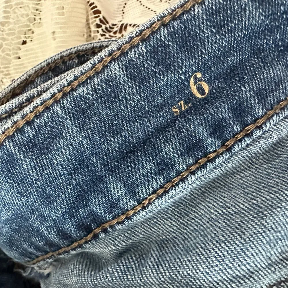 Size 6 White House Black Market skinny Jean distressed knees - Image 4