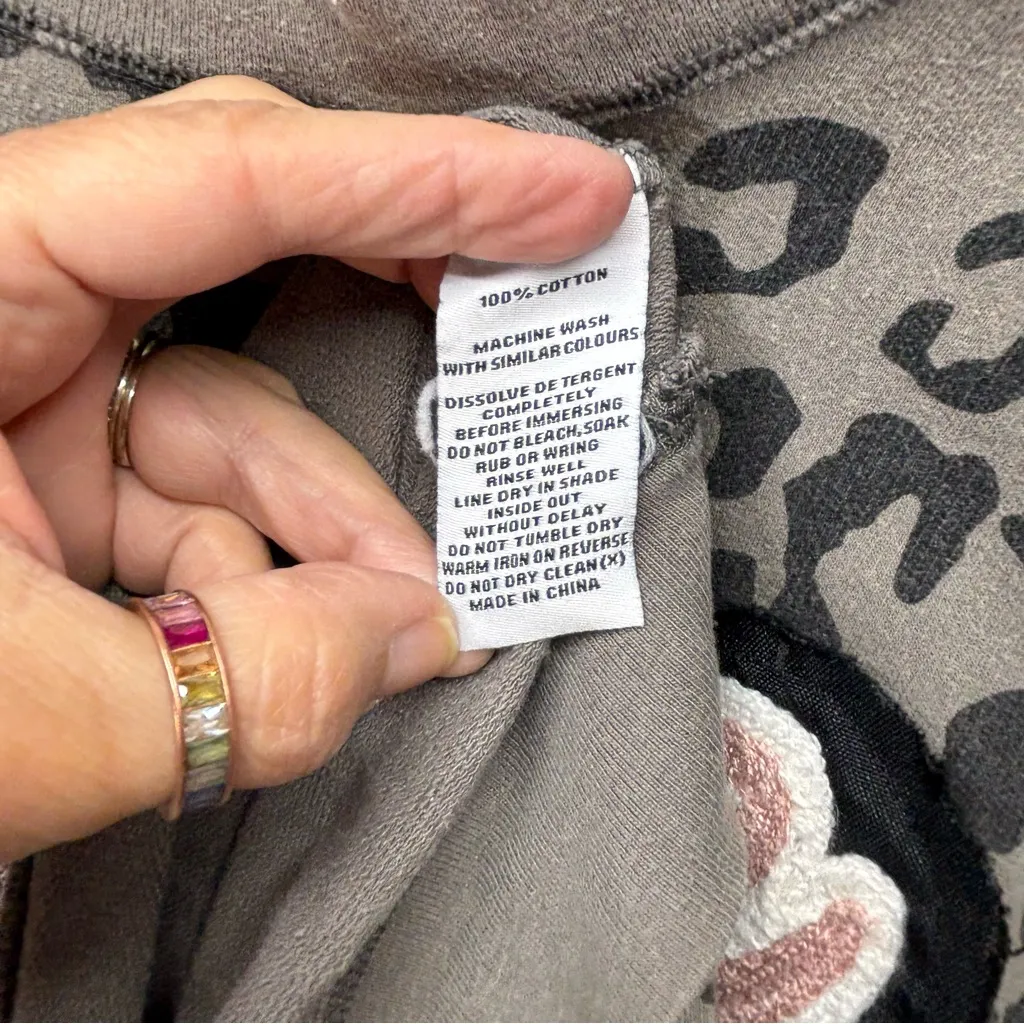 Gray Leopard Print Sweatshirt with‎ Pink 'Babe' Design Size XL - Image 7