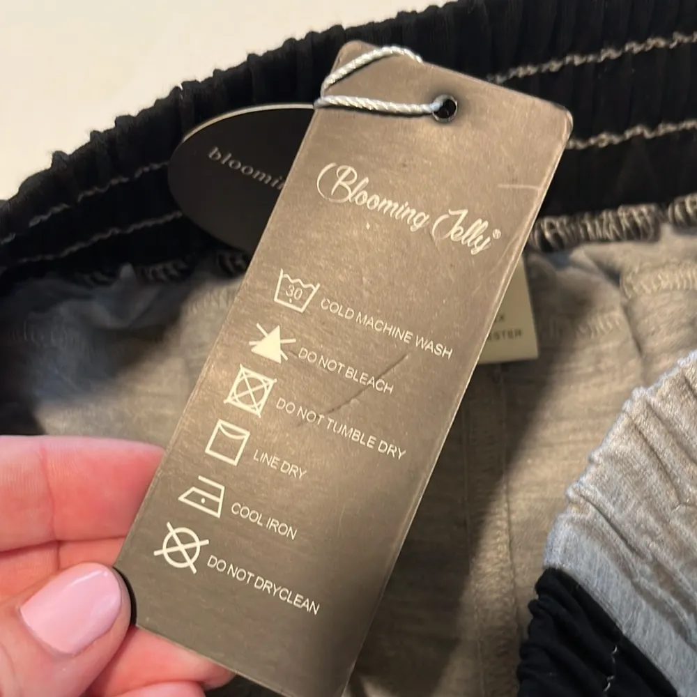 Blooming Jelly New  Athletic Shorts Size Medium NWT - Image 6