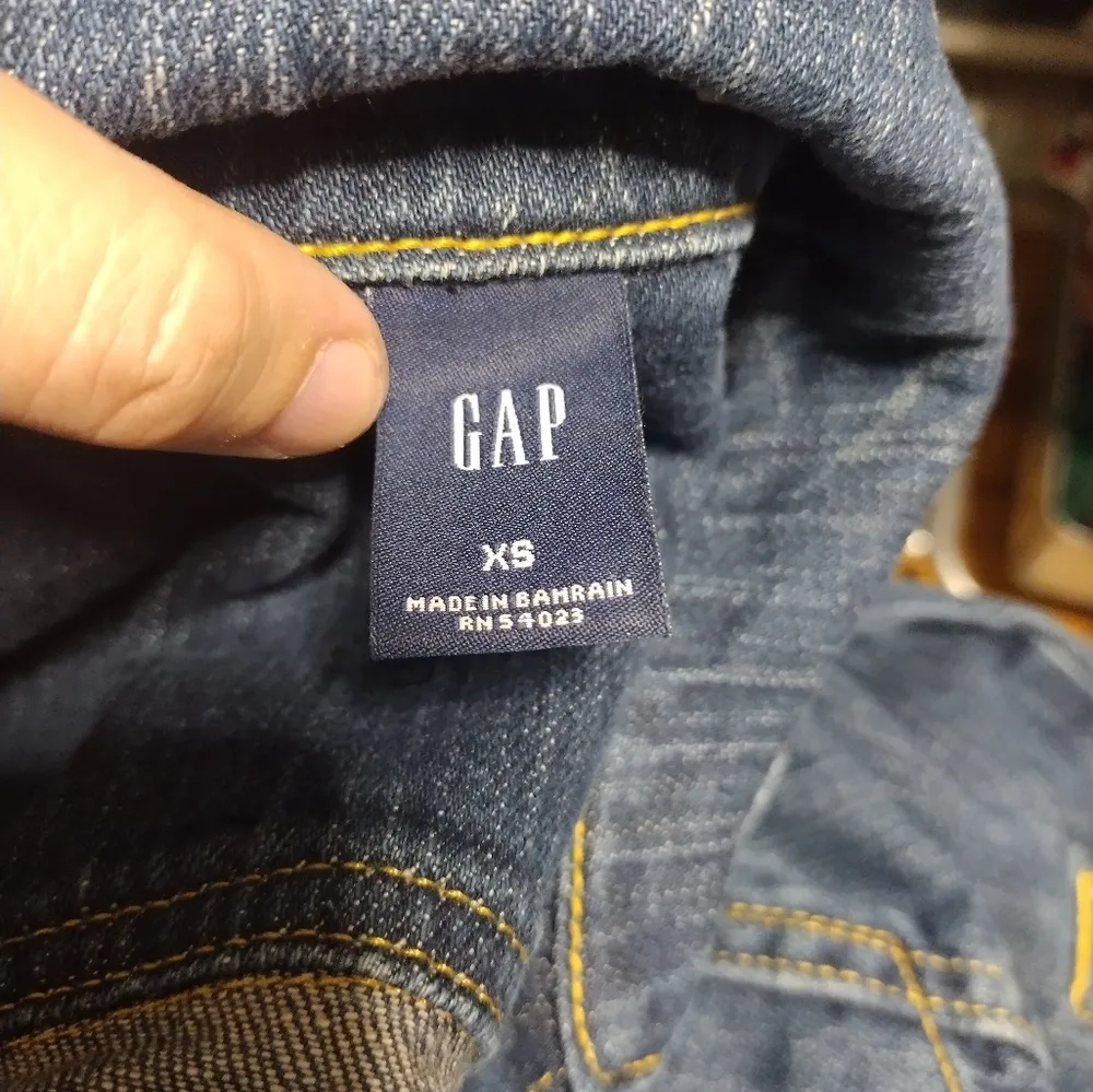 Gap  Blue Jean Jacket Classic Denim Style - Image 3