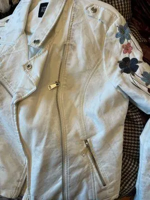 Urban Retro WHITE FAUX LEATHER FLORAL SLEEVE JACKET - Image 7
