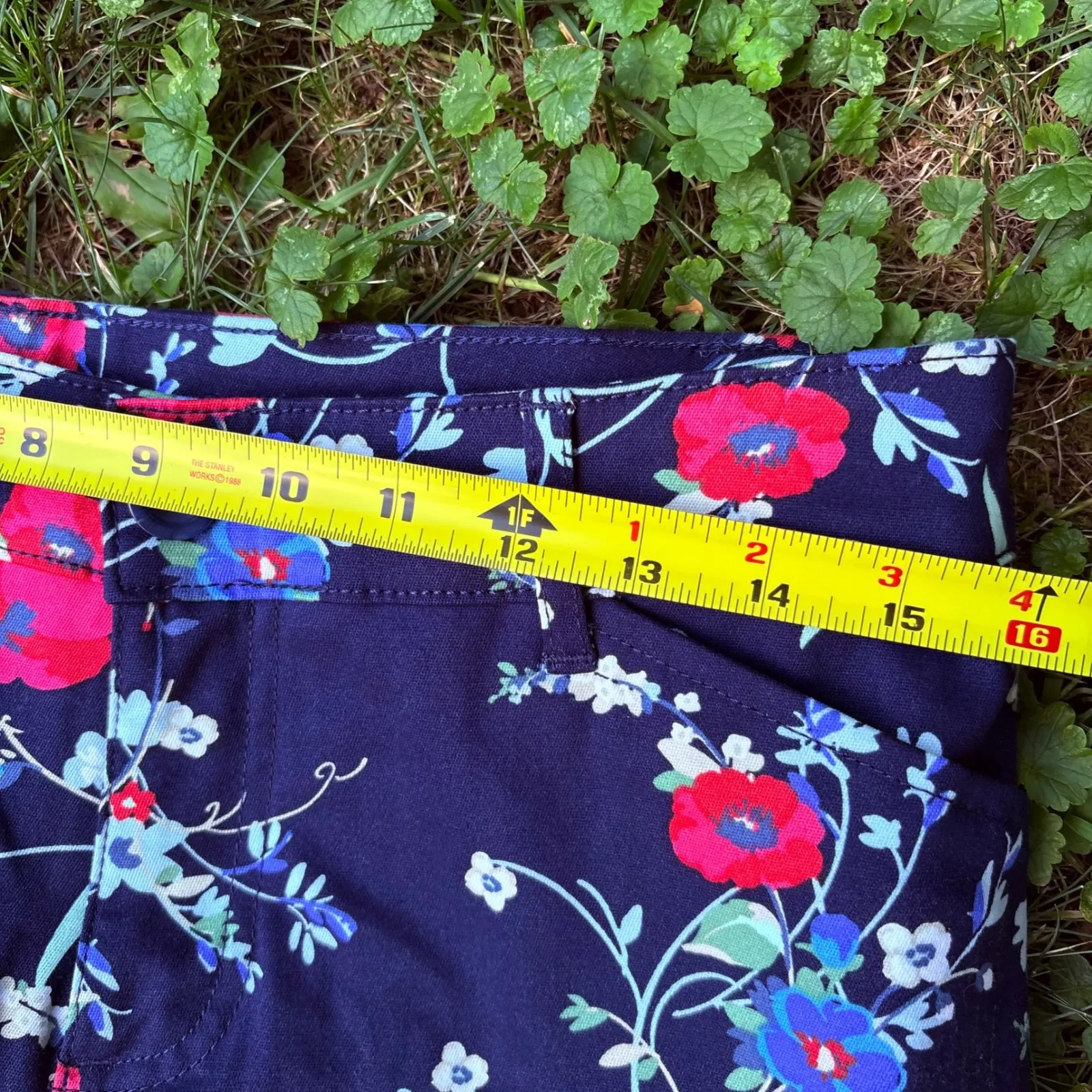 St John's Bay Floral Capri Pants Size 8 Navy Blue Red Blue Flowers‎ - Image 4