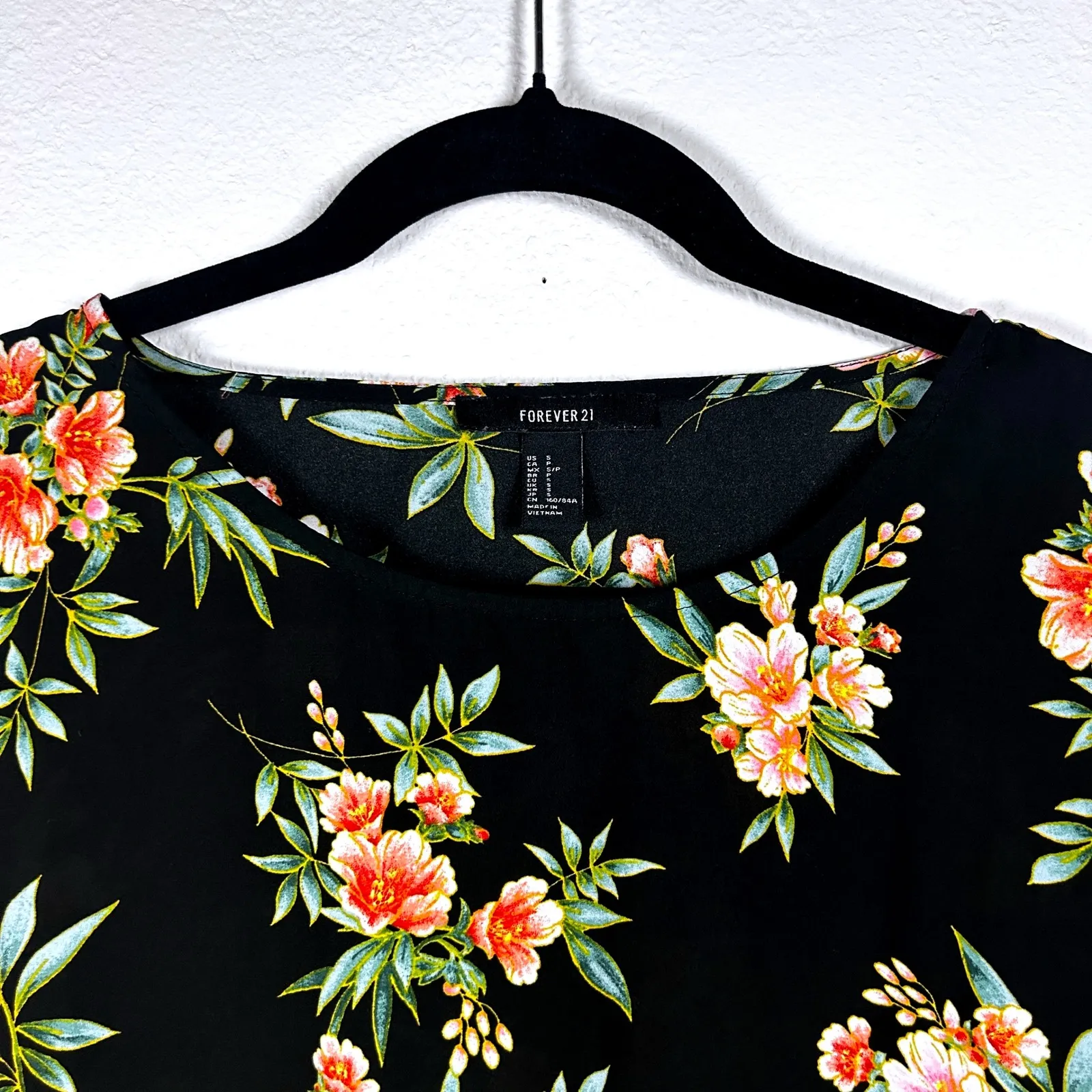 Forever 21 Floral Print Blouse Top Black Short Sleeve Casual Flowy Work‎ Small - Image 4