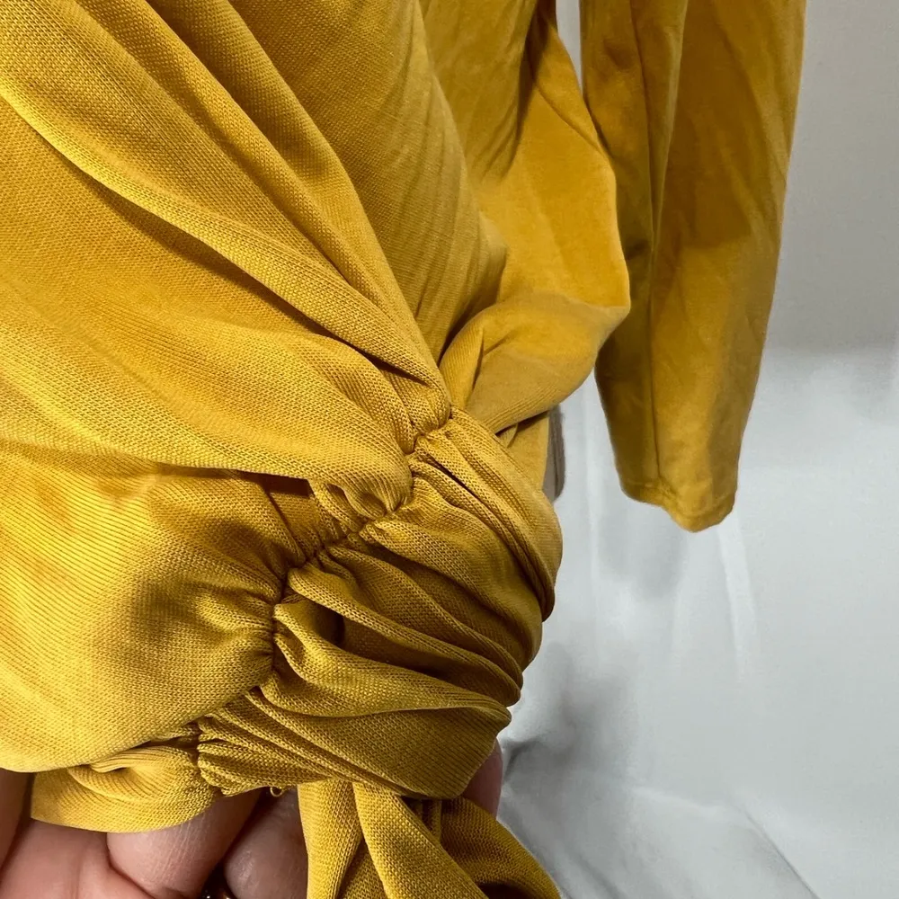 Astr the Label gold and yellow v neck top small - Image 5