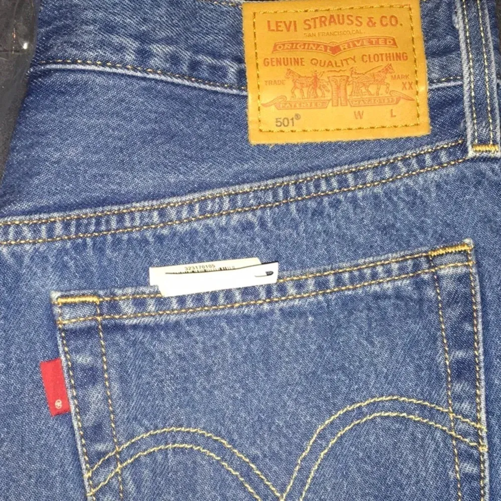 NWT Levi’s 501 Indigo Avenue Medium Wash Button Fly Raw Hem Denim Shorts Size 29 - Image 7