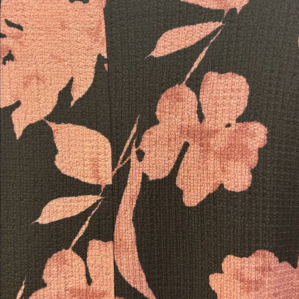 YOURS CLOTHING BRAND
BLACK TEXTURED MATERIAL WITH DARK PINK MAUVE FLORAL DESIGN Black Size XXL - Image 7