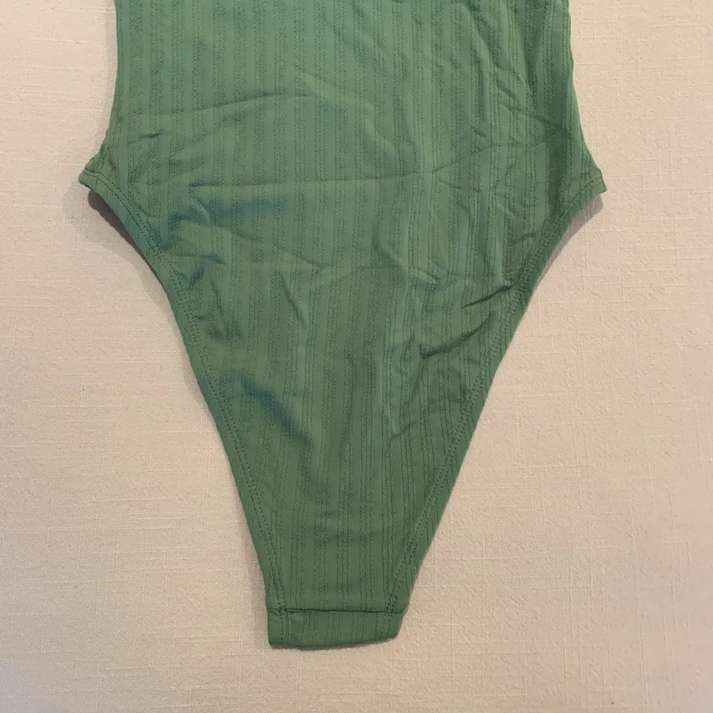 NWT CUPSHE Green Ribbed Off the Shoulder Ruffle One Piece Swimsuit Size Small - Image 3