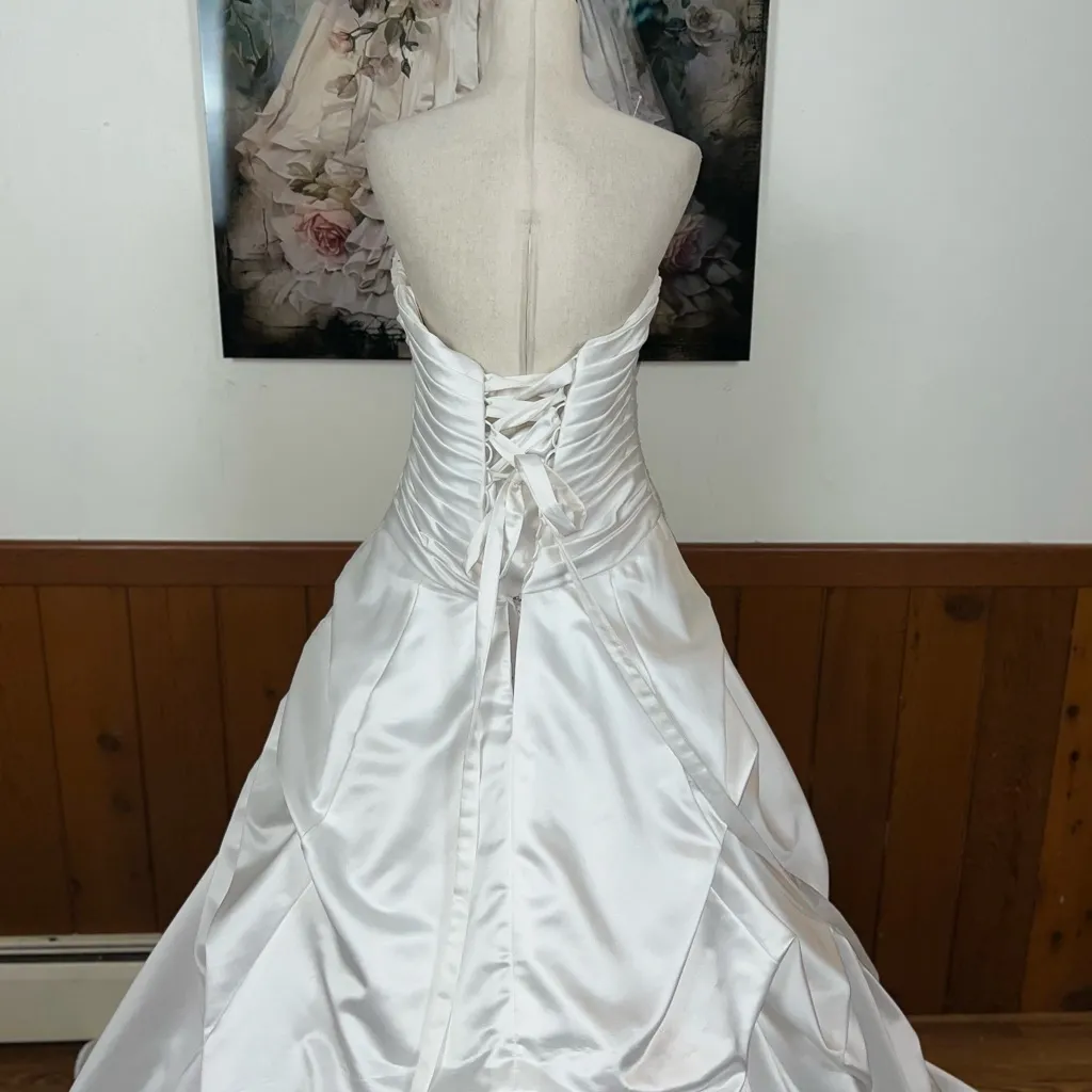 Stunning Mori Lee Tufted Satin Wedding Gown! - Image 8