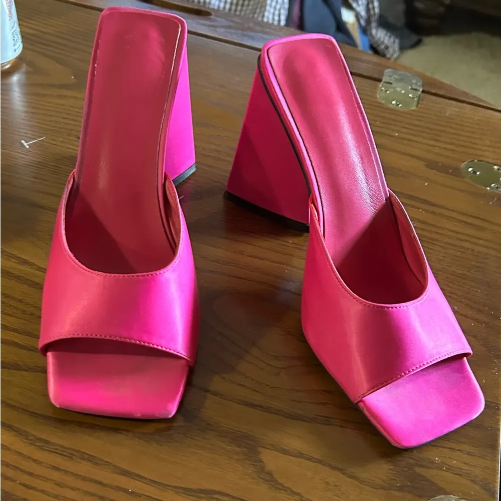 Slides beautiful chunky pink satin slides are hot! Size 40 9 1/2 USA Triangle - Image 4