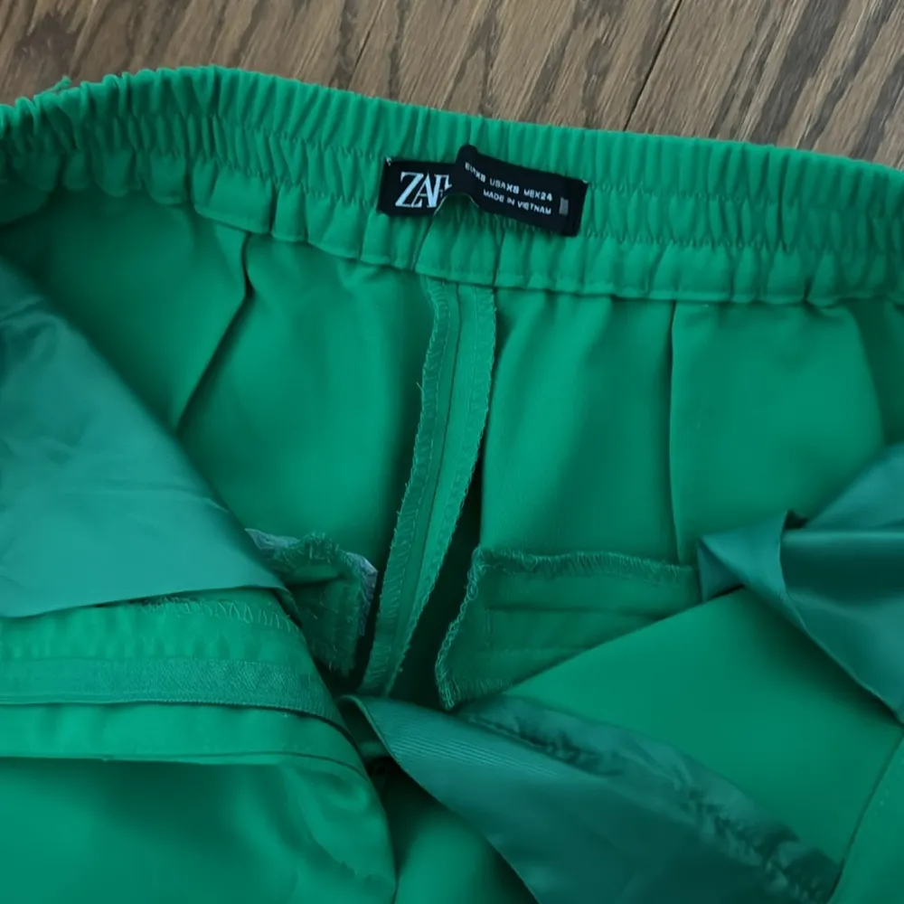 green cropped culottes pants - Image 4