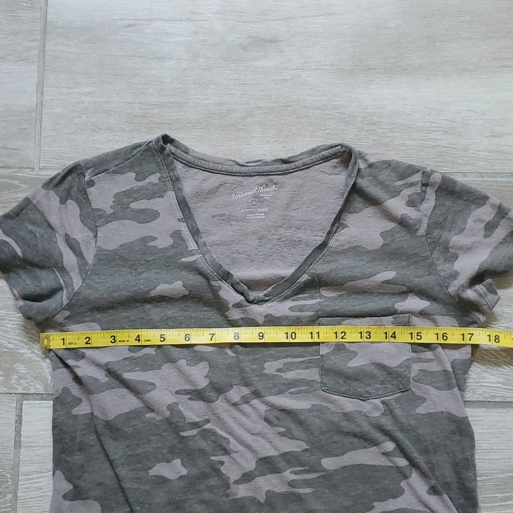 Universal Thread Camo Front Pocket V-Neck Short Sleeve T-Shirt - Image 9