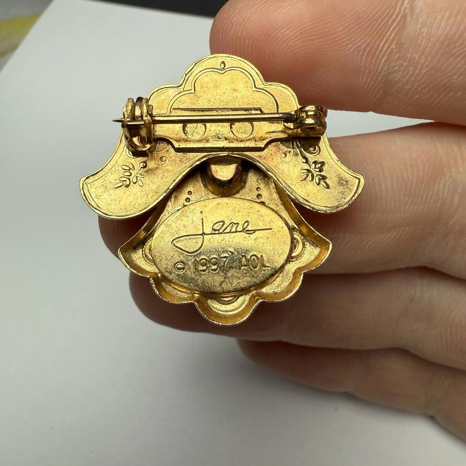 Signed Jane 1997 AOL Winged Angel Faux Pearl Brooch Pin Gold Tone - Image 9