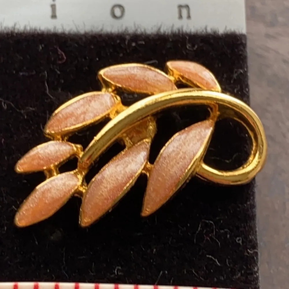 Vintage 80’s Maggie Lawrence Napier leaf pink & Gold tone Earrings new - Image 3